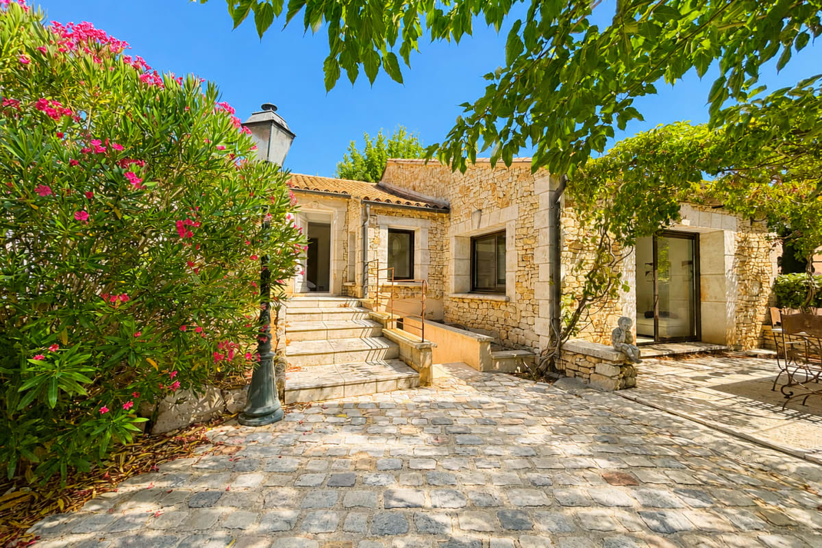 Maison Maison en pierre à Roussillon - piscine et tennis 