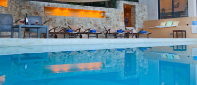 Pool and relaxation terrace in continuity of the villa