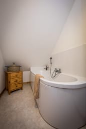 Bath tub