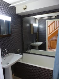 salle de bain avec baignoire (il y a en plus une douche et un lavabo à l'étage)