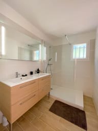 Salle de douche du premier niveau attenante à la chambre