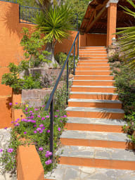 escaliers menant à l'entrée de la villa 