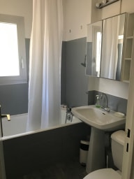 Salle de bain avec baignoire