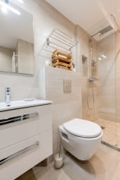 Salle de bain design avec douche, chauffe serviettes, gel douche, shampoing,...