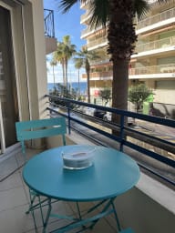 Appartement Juan Les Pins avec balcon vue mer au coeur de la ville 