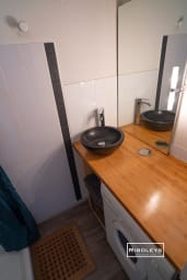 Salle de bain avec douche, lave-linge et sèche-cheveux