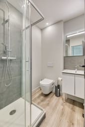 Salle de douche avec WC