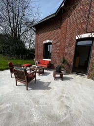 Jardin privatif avec table