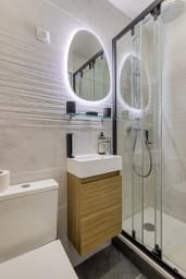 Salle de douche avec WC