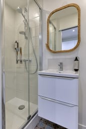 Salle de douche avec WC