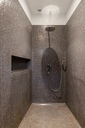 rental-family-prestigious-maison-lumea-paris-bathroom