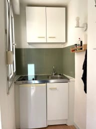 coin kitchenette avec cafetière, bouilloire, grille pain, micro-onde