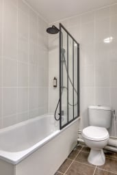 Salle de bain avec baignoire