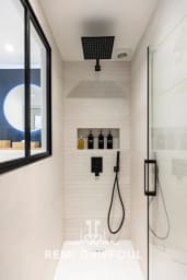 Douche contemporaine, espace optimisé et accessoires fonctionnels pour le quot