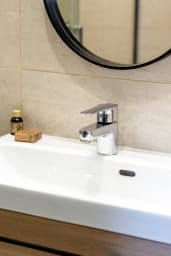 Salle de bain avec douche