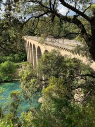 L'aqueduc enjambe la Sorgue.
