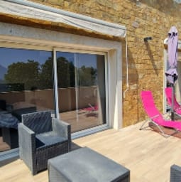 Terrazza di 48 m² con vista mare nella parte inferiore della villa 