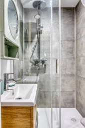 Salle de bain avec douche