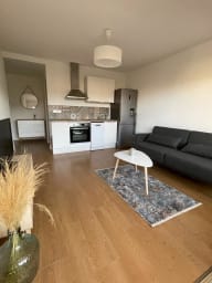 Séjour lumineux et moderne avec canapé confortable, table basse et TV. Un...