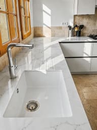 Espace cuisine fonctionnel et lumineux avec évier et rangements pratiques.