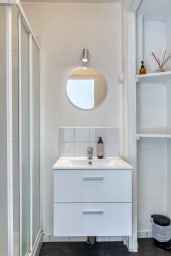Salle de douche avec WC