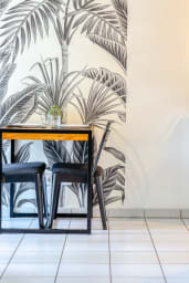 Table avec vaisselle et ambiance chaleureuse