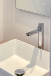 Salle de douche avec lavabo moderne