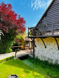 Balcon de la chambre grise & rivière dans le jardin