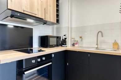 Cuisine ouverte sur séjour aménagée et équipée