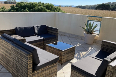 Grande terrasse en L (Sud/Sud-Est) avec aperçu mer et vue sur le Domaine de...