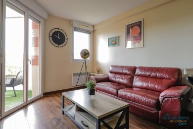 Salon lumineux avec TV, donnant sur la balcon 