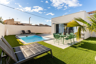 Piscine et terrasse avec table extérieure et transats