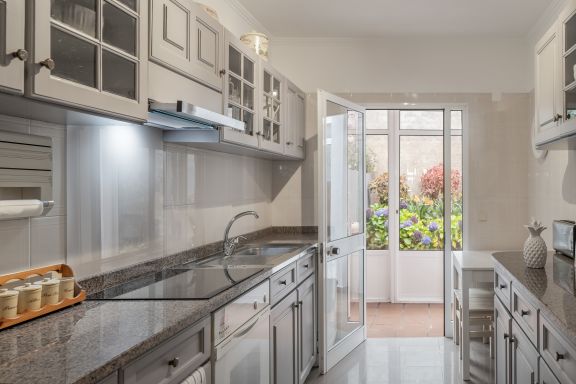 Garajau I, appartement calme avec jardin