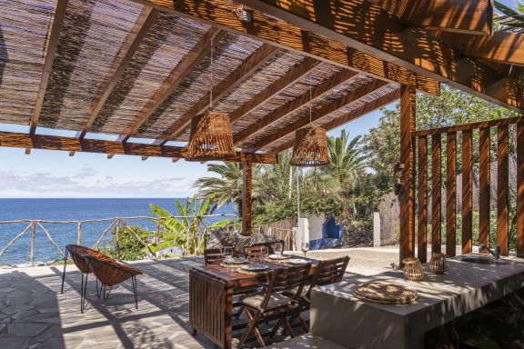 Um refúgio à beira-mar, Casa da Rocha de Baixo