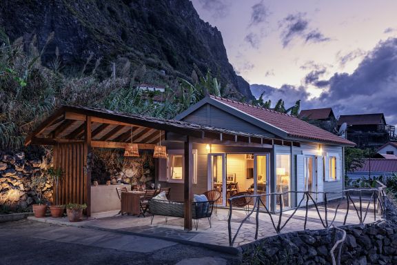Um refúgio à beira-mar, Casa da Rocha de Baixo