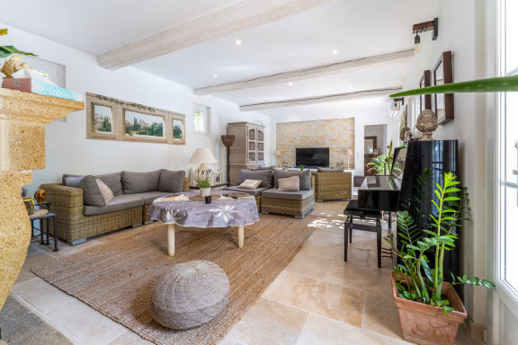Provencal bastide with heated pool near Alpilles and Luberon