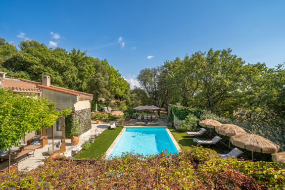 Provencal bastide with heated pool near Alpilles and Luberon