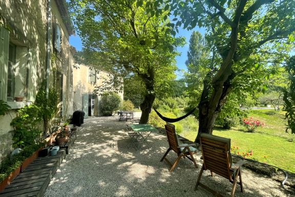 Charmant Mas en campagne, proche village de Lambesc, grand jardin, piscine.