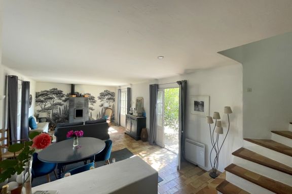 Charmant Mas en campagne, proche village de Lambesc, grand jardin, piscine.