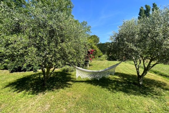 Charmant Mas en campagne, proche village de Lambesc, grand jardin, piscine.