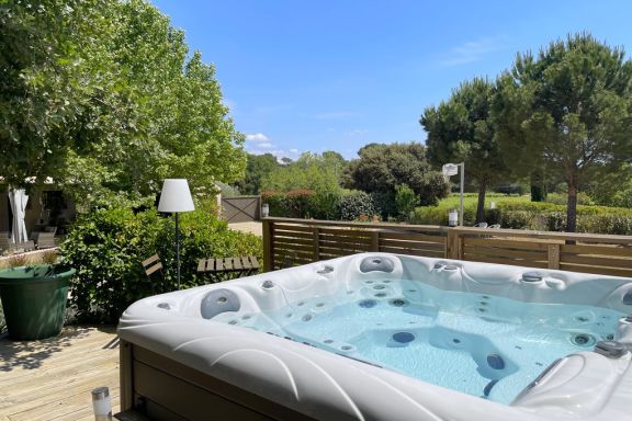 Villa à Rognes avec grand jardin et jacuzzi