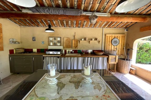 Villa à Rognes avec grand jardin et jacuzzi