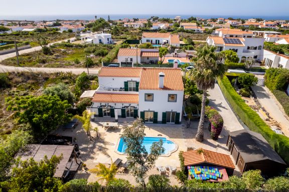 Casa Skip - 4 bedroom villa with lush garden!