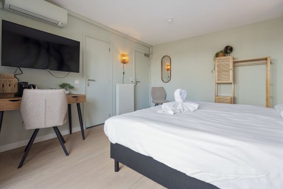 Coastal Inn - Private Room + Balcony