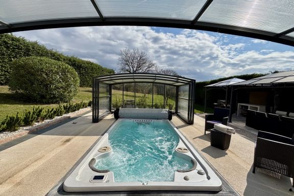 Countryside villa with swimming spa