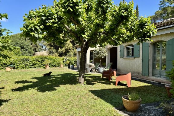 Villa familiale avec piscine et terrasse ombragée