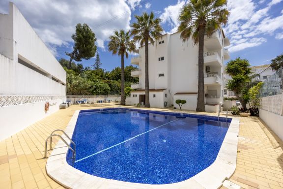 Vernieuwd appartement aan het zwembad - In het hart van Carvoeiro!