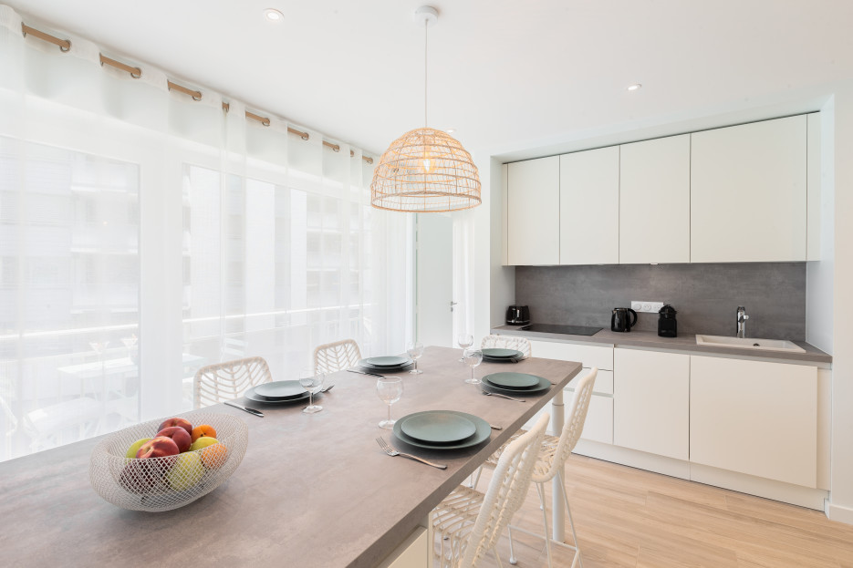 Vue de la cuisine et de la table à manger