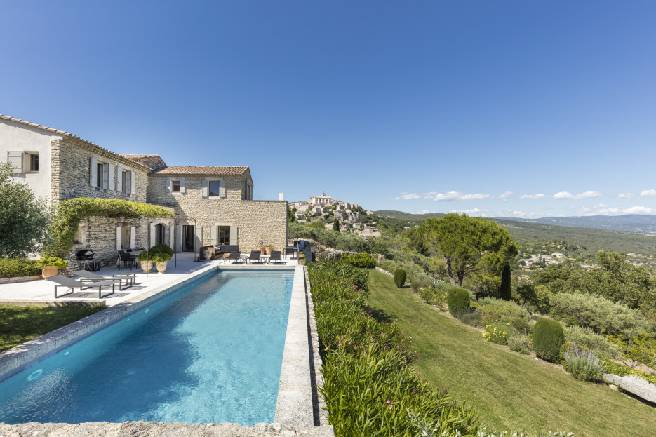 Piscine chauffée et vue exceptionnelle pour cette maison a louer à Gordes