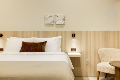 Queen-size bed, sleeps 2 (Cool Gel Chill memory foam mattress)